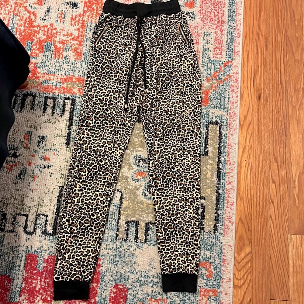 Leopard joggers with gold details
